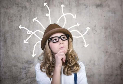 Kvinde tænker over forskellige måder at håndtere det ukendte på