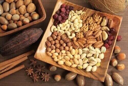Nødder og frø er en af ​​de vigtigste kilder til fedt hos dem, der følger en raw food kost