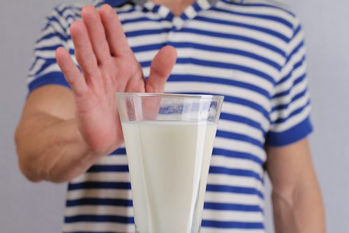 Person siger nej til mælk på grund af de forskellige ulemper ved at drikke mælk