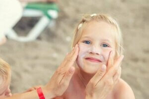 Vigtigheden af at pleje børns hud om sommeren