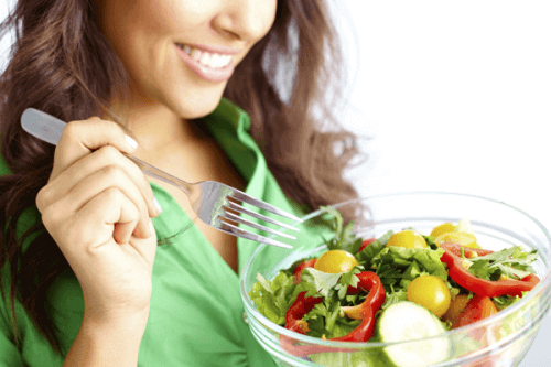 Kvinde med salat