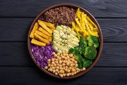 I modsætning til traditionel veganisme er fødevarerne i raw food - som navnet beskriver - ikke tilberedte