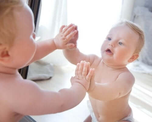 En baby foran et spejl
