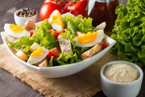 Denne lækre friske salat med æg, tun og tomat er meget mættende og tilfredsstillende