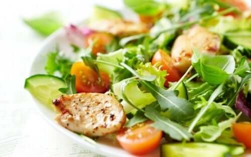 Prøv disse opskrifter på blandede salater
