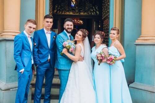 Brudesvende og brudepiger med brudeparret