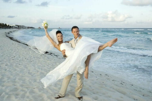 Brudepar på strand