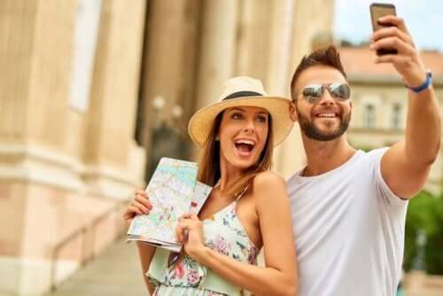 Par, der tager billede, har valgt destination til bryllupsrejsen