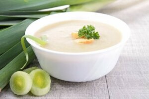 Grøntsagscreme med champignoner, porrer og ingefær