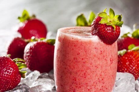 Vandmelon er en af de bedste naturligt rensende frugter, du har til rådighed. Derudover er jordbær en antioxidant frugt der er fuld af vitaminer og mineraler