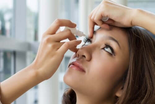 Kvinde anvender øjendråber med brimonidine