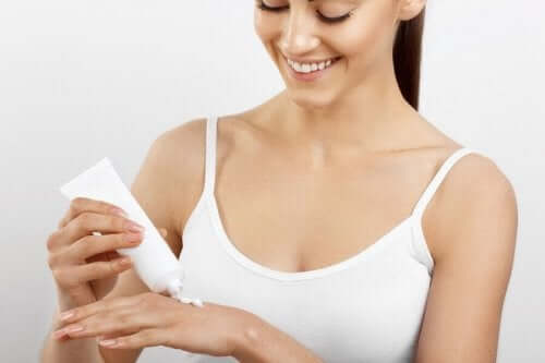 Kvinde kommer Fenistil på sin hånd