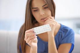 Kvinde kigger på pakke med p-piller