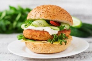 Proteinrig kyllingeburger: Prøv opskriften!