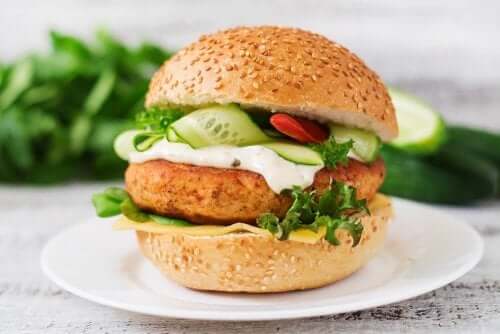 Proteinrig kyllingeburger: Prøv opskriften!