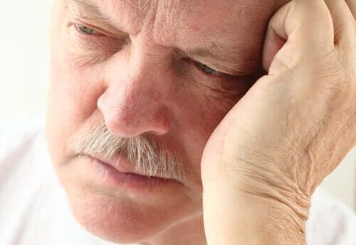En mand kigger ned og er bekymret for demens og Alzheimers