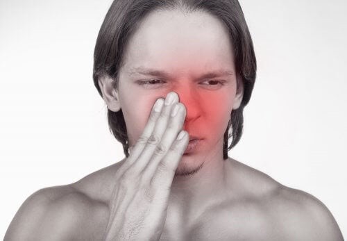 Mand har en tilstoppet næse og behov for at bruge næsesprays