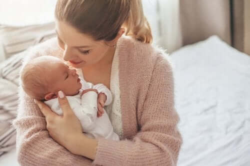 Mor, der krammer baby, viser, hvor skønt det er at få en baby om sommeren