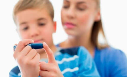 Dreng tjekker blodsukker og er eksempel på børn med type 1 diabetes