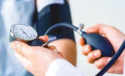 Læge måler patients blodtryk