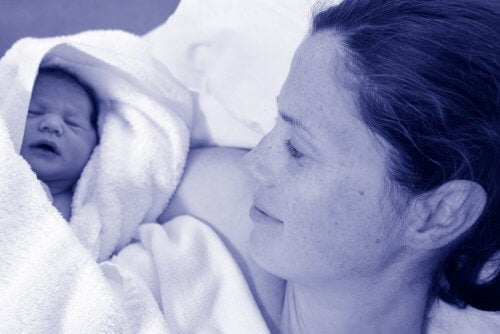 Mor med nyfødt baby