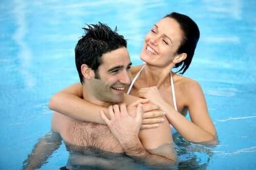 Par i pool viser, hvordan seksuel lyst øges om sommeren