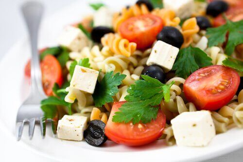 Denne pastasalat er et sundt, kaloriefattigt alternativ, udelukkende med vegetariske ingredienser