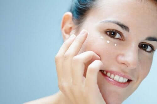 Seks tips til at pleje huden omkring øjnene