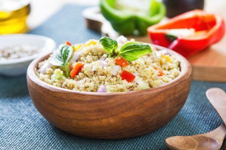 Quinoa og kikærter er begge ingredienser, der er rige på vegetabilske proteiner af høj kvalitet
