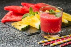 Rød smoothie til sundt vægttab