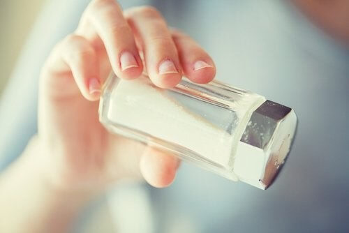 Person holder saltbøsse, selvom råd til overgangsalderen indebærer mindre salt