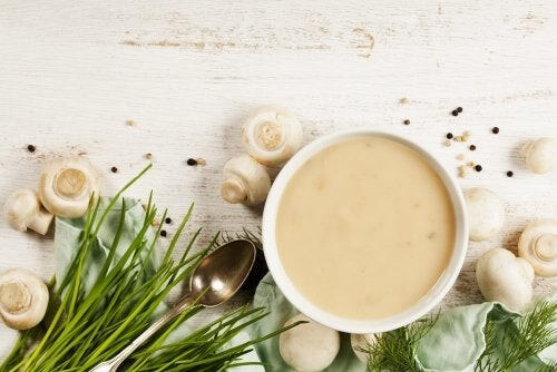 Skål med lækker grøntsagscreme 