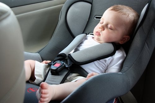 Barn sover i autostol