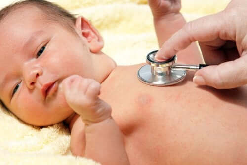Nyfødt baby tjekkes af læge