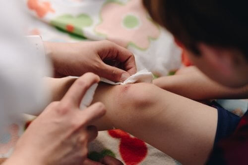 Dreng får behandlet sit sår