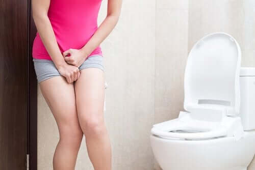 Pige ved toilet skal tisse
