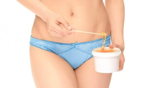 Kvinde i trusser og voks i hånden