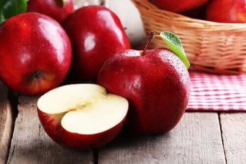 Røde æbler på bord