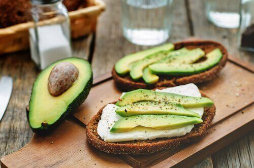 Vegansk ost med oregano på brød med avocado