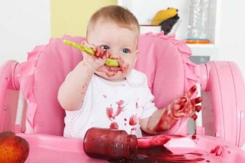 Baby nyder sunde måltider til en baby