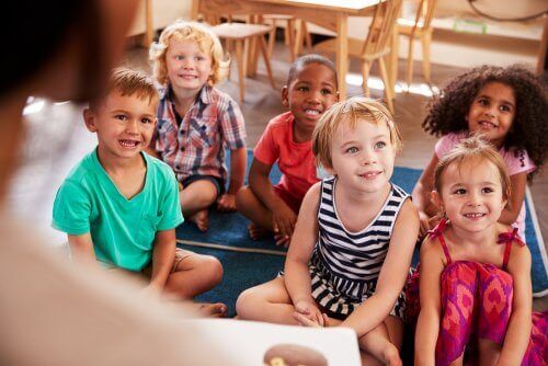 Smilende børn i klasseværelse illustrerer den bedste skole
