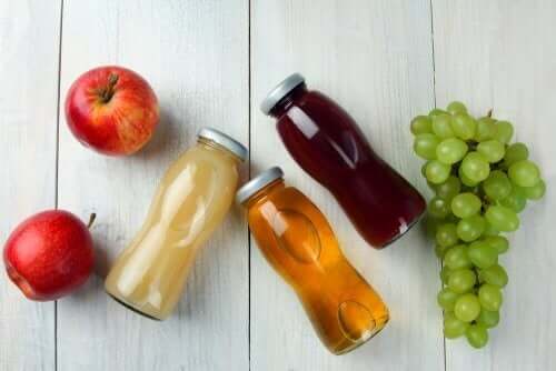Frugtjuice i glasflasker