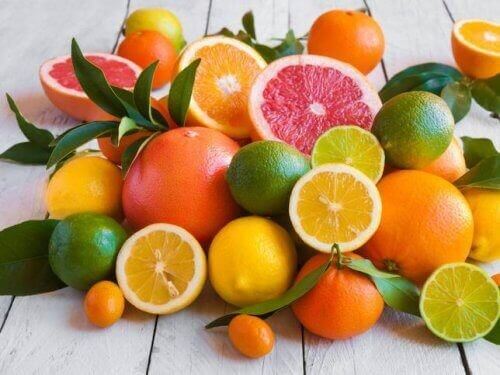 Bunke af farverige citrusfrugter 