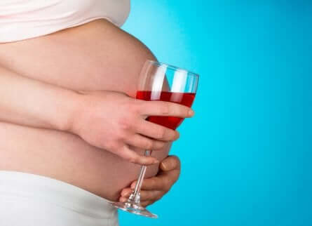 Gravid kvinde med vin viser vaner, man bør undgå under graviditet