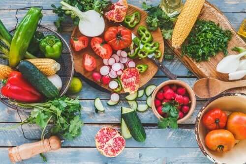 En masse grøntsager på et bord