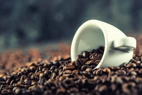 En kop med mange kaffebønner