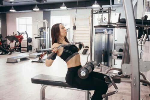 Dame i gang med at styrke musklerne