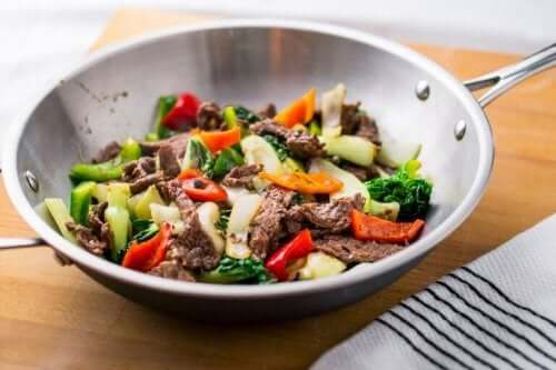 Kød og grøntsager i wok