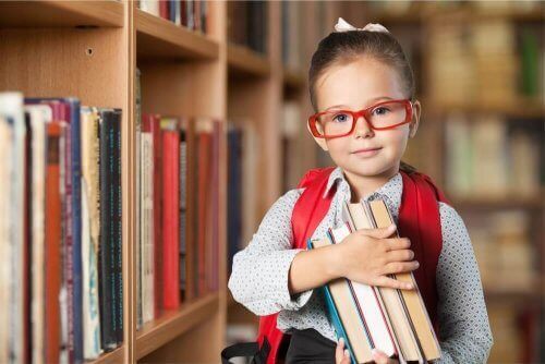 Pige med bøger på bibliotek