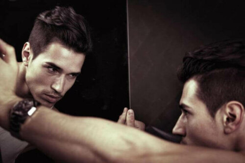 Mand, der lider af narcissistisk personlighedsforstyrrelse, ser sig i spejl